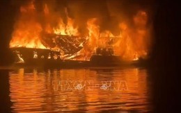 Cháy tàu du lịch trên vịnh Hạ Long