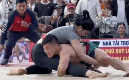 Xem đấu vật hội làng kịch tính: "Quỷ lùn" Đào Hồng Sơn chật vật đấu hotgirl Anh Thơ