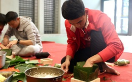 Khuất Văn Khang trổ tài gói bánh chưng