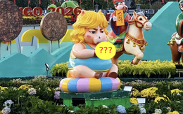 Xôn xao linh vật ngựa Tết đang trở thành ngôi sao chỉ vì "mặt cọc" và 1 thứ cầm trên tay