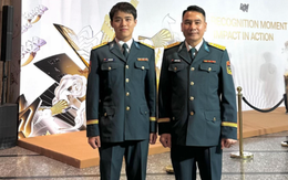 Đại tá, phi công cấp 1 Nguyễn Thế Dũng đứng cạnh Đại uý Đào Văn Bình: Phía sau bức ảnh gây bão mạng