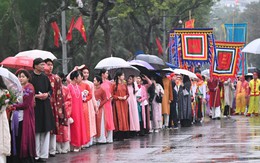 Giữa mưa rét 15 độ, Bách Hoa Bộ Hành đã tạo nên khung cảnh hiếm thấy giữa Hà Nội