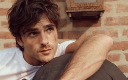 Mỹ nam 1m96 khiến thế giới "nghẹt thở" vì visual như tượng, yêu ai cũng dính lời nguyền "1 năm toang"