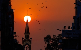 Cảnh tượng hiếm thấy: Người dân TP.HCM dừng xe ngắm hoàng hôn đỏ rực tại Nhà thờ Chợ Lớn