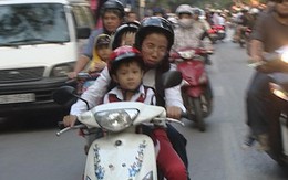 Bức ảnh “Mẹ Còi” chở 3 đứa con đi học ở Hà Nội bất ngờ được chia sẻ lại cùng câu chuyện “sức bền” của người phụ nữ