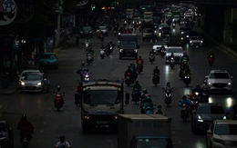 Cảnh tượng hiếm thấy ở Hà Nội lúc 9h sáng