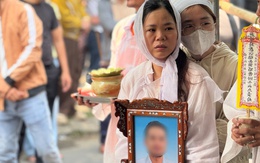 Vụ tài xế taxi bị sát hại tại Quảng Trị: Vợ khóc ngất trong lễ đưa tang chồng