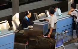 Người đàn ông bị cấm xuất cảnh đến hết năm… 9999