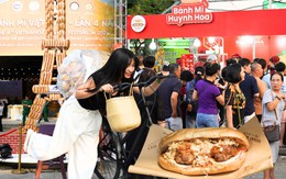 Có thể gặp cả thành phố ở Lễ hội Bánh mì Việt Nam hôm nay, khách ngó lơ mọi gian hàng chỉ để chen chân mua một ổ Huynh Hoa