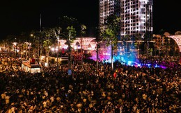 Biển người đổ về Sầm Sơn thưởng thức ca nhạc, xem bắn pháo hoa