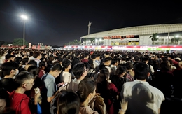 Biển người đổ về sân vận động Mỹ Đình tối nay