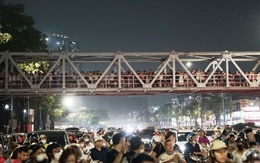 Hàng nghìn người dân Hà Nội chờ xem pháo hoa tối 28/4