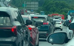 Kinh nghiệm xương máu vẫn bất lực: 12h đêm, 2h sáng và 12h trưa vẫn chưa xong, cửa ngõ phía Tây TP.HCM và các tỉnh đông nghẹt người đi nghỉ lễ