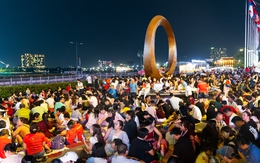 Biển người ken đặc trung tâm TP.HCM, kiên nhẫn bám trụ "giành chỗ" xem pháo hoa rực sáng