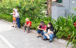 Thi lớp 10 tại Hà Nội 2026 buổi thứ 2: Chính thức bắt đầu giờ làm bài môn Ngoại ngữ, phụ huynh đội nắng chờ con
