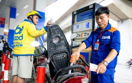 Xăng E10 chính thức đến tay người tiêu dùng: Ghi nhận thực tế tại cửa hàng xăng dầu ở Hà Nội