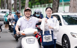 Thi vào lớp 10 TP.HCM buổi đầu tiên: Đẹp nhất vẫn là hình ảnh phụ huynh "tiếp lửa" cho con!