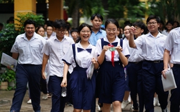 Hết giờ làm bài môn Văn vào lớp 10 TP.HCM: Đề rất hay, thí sinh rạng rỡ ra khỏi phòng thi!