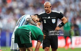 Messi gây sốt với cái cúi đầu xin lỗi đối thủ sau pha va chạm trên sân World Cup 2026
