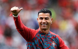 Diễn biến 0h00 đêm nay, Bồ Đào Nha đấu CHDC Congo: Ronaldo đá chính, tai đeo khuyên kim cương tươi rói chào CĐV