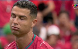 Ronaldo cay đắng rời sân trong tiếng hô vang "Messi", bị chế thành meme khắp MXH sau trận đấu "tịt ngòi"