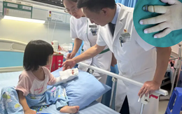 Tỉnh dậy sau giấc ngủ trưa, bé gái 2 tuổi khóc thét, cô giáo nhìn thấy tưởng không sao, cha mẹ lập tức đưa đi viện