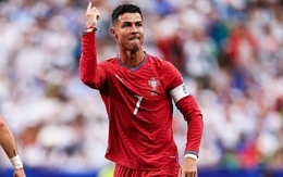 Ronaldo tái sinh: 41 tuổi, xô đổ 3 kỷ lục sau 1 trận đấu