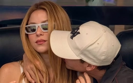 Nụ hôn dành cho Shakira trên khán đài World Cup gây sốt