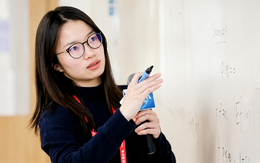 Nữ sinh đỗ đại học năm 16 tuổi nay trở thành Giáo sư danh giá ở tuổi 35, từng giải bài toán hơn 100 năm chưa ai làm được