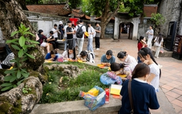 Cảnh tượng mỗi năm chỉ có đúng một lần tại Văn Miếu - Quốc Tử Giám trước giờ G thi tốt nghiệp THPT