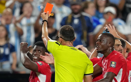 Luật VAR mới ở World Cup lý giải vì sao cầu thủ Thuỵ Sĩ bị đuổi khỏi sân trong trận gặp Argentina: Oan ức gì mà cãi!