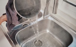 Có nên đổ nước nóng vào bồn rửa bát không?