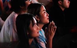 Fan Messi chắp tay cầu nguyện, liên tục “thở oxy” vì bị tạo sức ép: Không khí cổ vũ nghẹt thở không kém trên sân