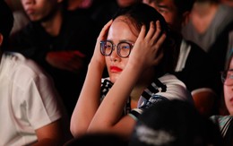 Fan ôm đầu sau tấm thẻ đỏ cho cầu thủ Argentina: Quá khó rồi!