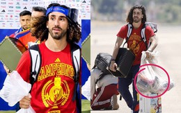 Cucurella "bá đạo" nhất World Cup, hết đựng cúp vàng lại đựng giày vào túi ni lông: "Anh vô địch mà trông anh khổ quá!"