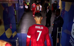 Ronaldo lầm lũi bước vào đường hầm khiến fan đau lòng, bóng lưng số 7 cứ thế khuất dần