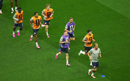 "Đại chiến" Mexico vs Anh: Cầu thủ ra sân khởi động, trận đấu bắt đầu vào 8h sáng nay sau 1 tiếng bị hoãn