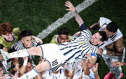 Messi được đồng đội công kênh ăn mừng như một "vị thần" sau màn ngược dòng kinh điển