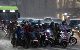 Mưa lớn bất ngờ trút xuống Hà Nội vào giờ tan tầm: Tình hình di chuyển các tuyến đường lúc này!