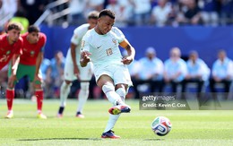 Mbappe sút trượt penalty giống Messi trong ngày đi vào lịch sử World Cup