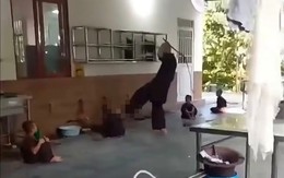 Gã đàn ông mặc áo nâu sòng đánh bé trai tàn bạo như thời trung cổ