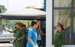 Thí sinh chuyên Tuyên Quang bắt đầu thi lại, đề Văn thế nào?