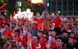 Khoảnh khắc CĐV vỡ òa: Tấm vé chung kết đang ở rất gần!