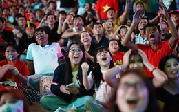 Cổ động viên cả nước hướng về Mỹ Đình: Mong chờ bàn thắng ở hiệp 2!