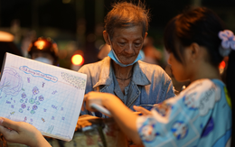 Bé gái ngày ngày theo ông ngoại nhặt ve chai, bán vé số ở TP.HCM: Cuốn vở vẽ trên tay khiến nhiều người nghẹn lòng