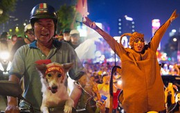 Cười mệt với các pha xuống đường ăn mừng của CĐV Việt Nam tối nay