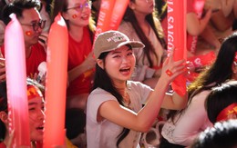 Cổ động viên SVĐ Mỹ Đình vỡ oà sau bàn gỡ hòa của Hoàng Hên!