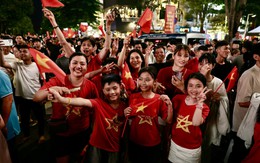 Hàng vạn người đổ ra đường ăn mừng chiến thắng: Việt Nam lại có một đêm không ngủ!