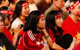 Khoảng lặng của cổ động viên Việt Nam: Mong chờ "phép thuật" của thầy Kim trong hiệp 2