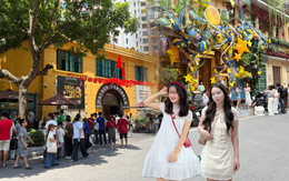 Giới trẻ Hà Nội đội nắng xếp hàng tham quan Di tích Nhà tù Hoả Lò; Hồ Gươm biến thành studio ngoài trời trong kỳ nghỉ 2/9